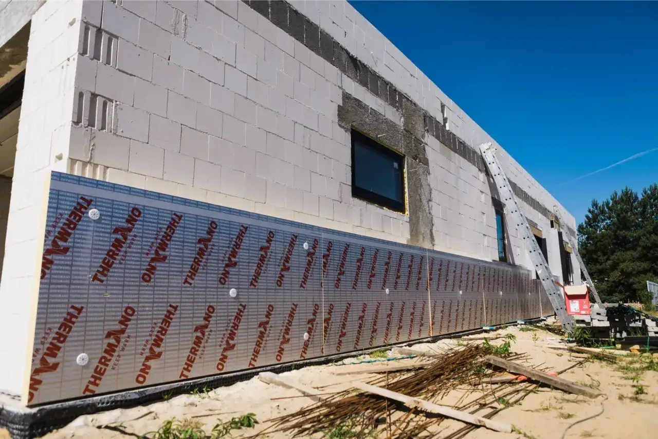 Budowa domu w trakcie, montaż płyt izolacyjnych THERMANO. Ocieplenia domów to klucz do energooszczędności.