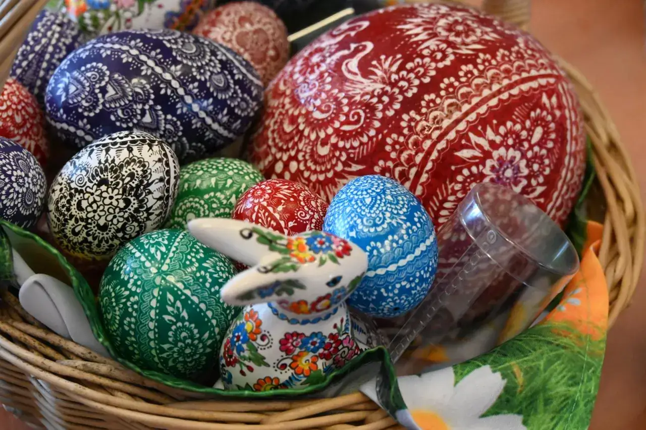 Wielkanocne pisanki w koszyku, zajączek i kieliszek. Dlaczego Wielkanoc jest ruchoma? To zależy od faz księżyca!