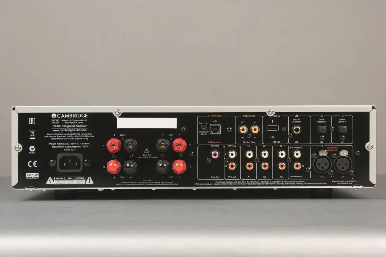 Tył wzmacniacza Cambridge Audio CXA80 z licznymi złączami: głośnikowymi, USB, optycznymi, coaxial, RCA, XLR.