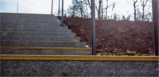 Kontrastowe oznaczenie stopni schodów