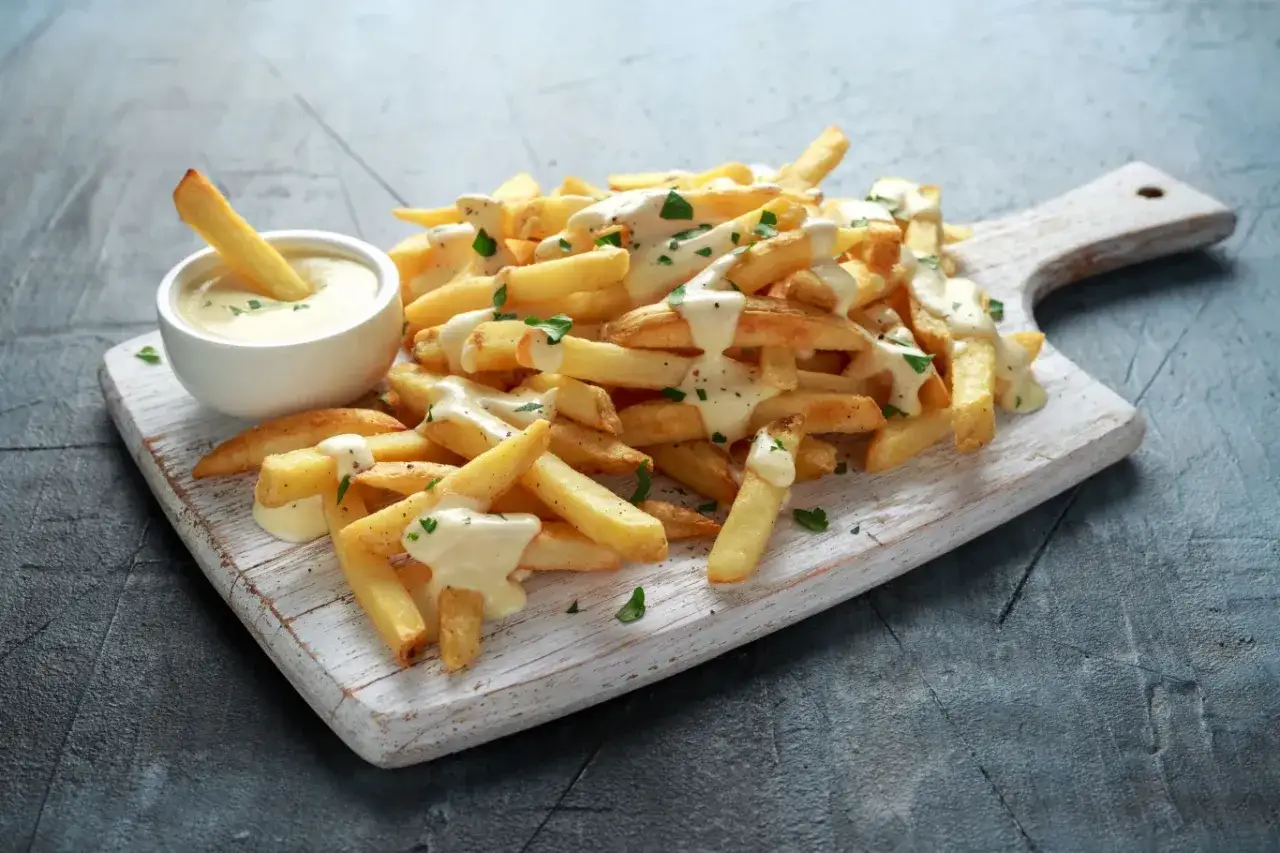 frytki belgijskie w rożku z sosem