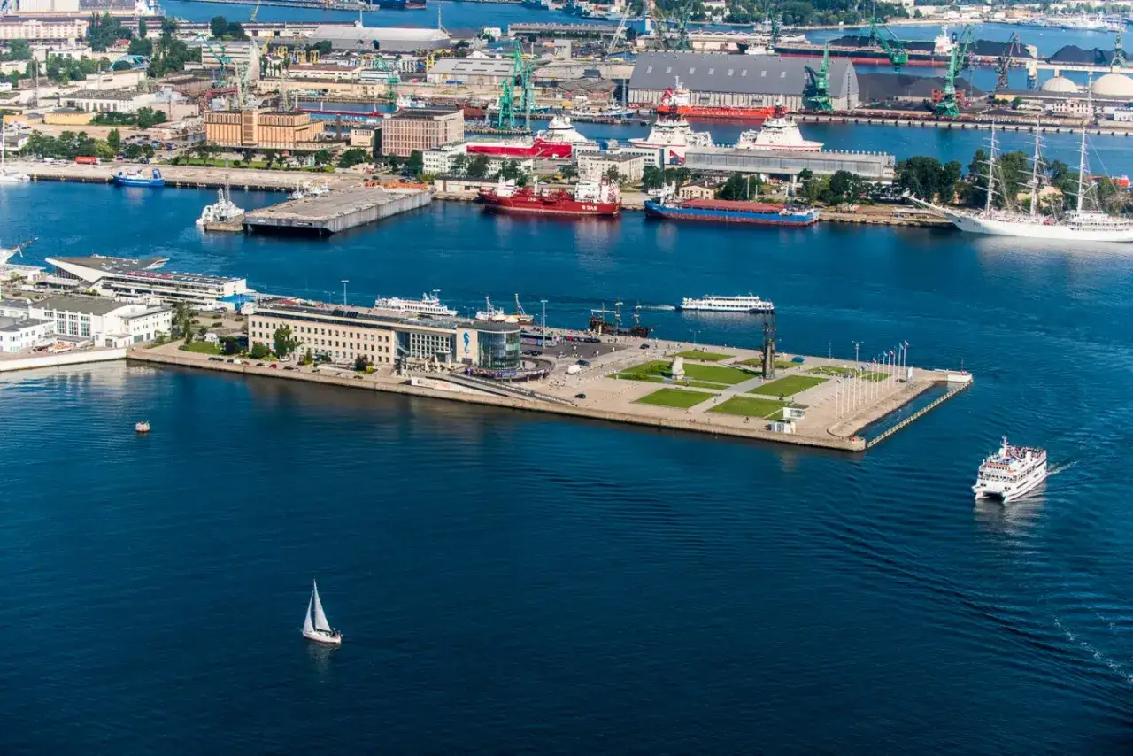 Akwarium Gdyńskie z zewnątrz Molo Południowe
