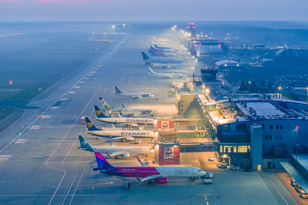 Logo linii lotniczych Wizz Air i Ryanair