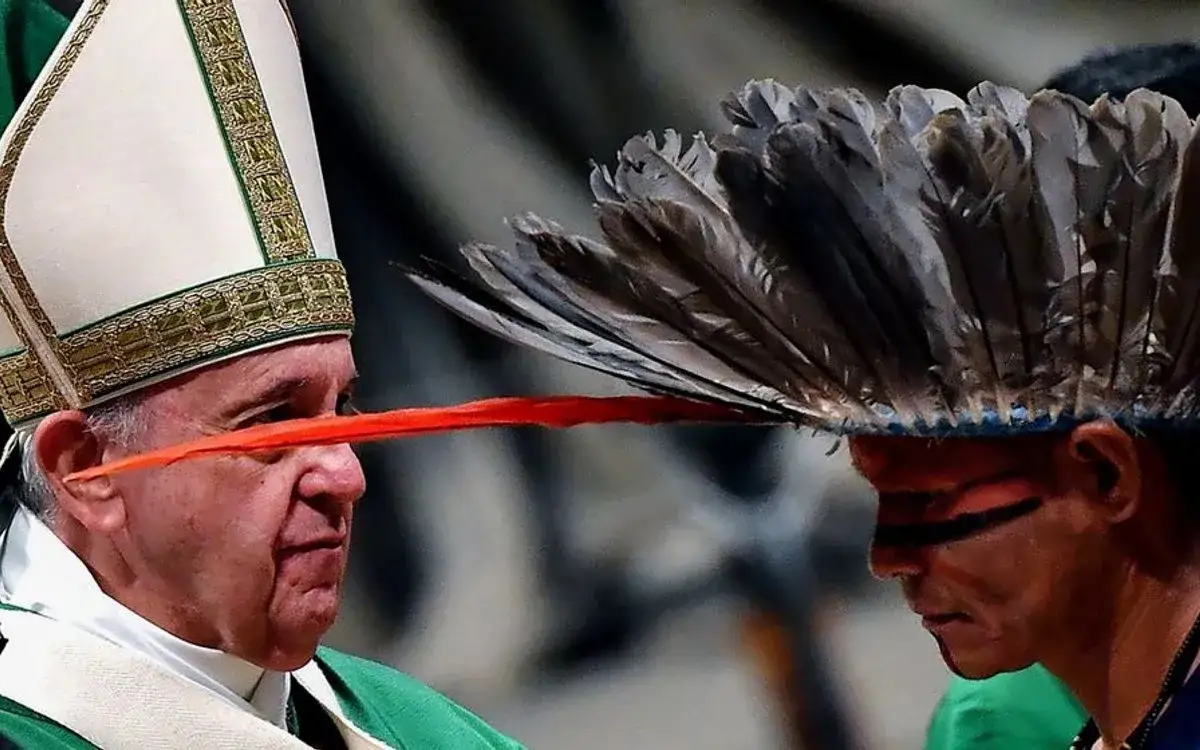 papież w r&oacute;żnych nakryciach głowy