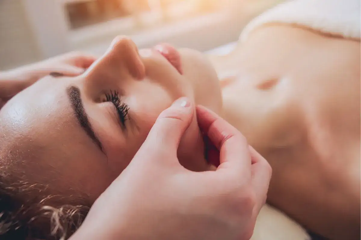 Delikatny masaż twarzy kobido dla relaksu i odmłodzenia. Dłonie terapeuty wykonują subtelne ruchy na sk&oacute;rze.