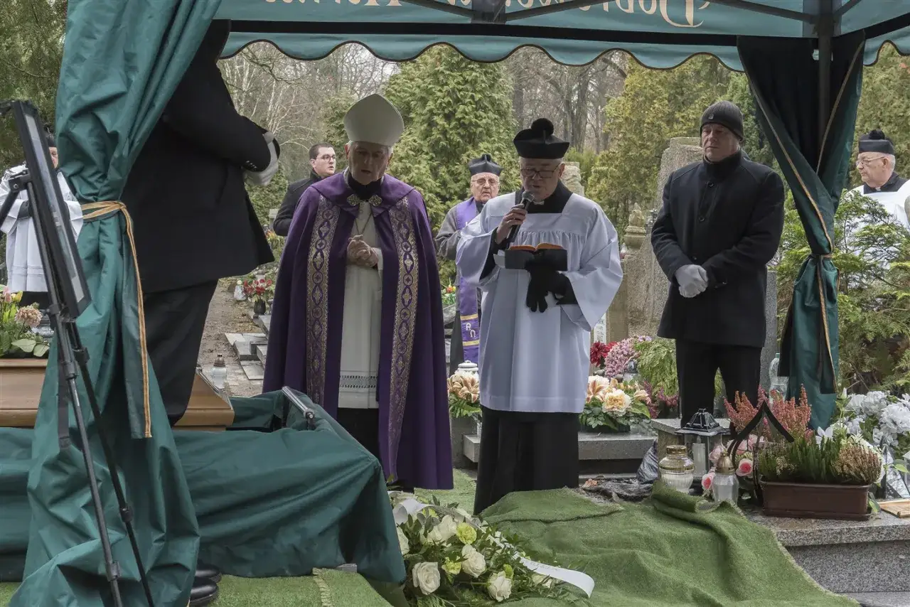 Uroczystość pogrzebowa z udziałem duchownych. Rozważania nad tym, ile trwa różaniec na pogrzebie, towarzyszą tej chwili.