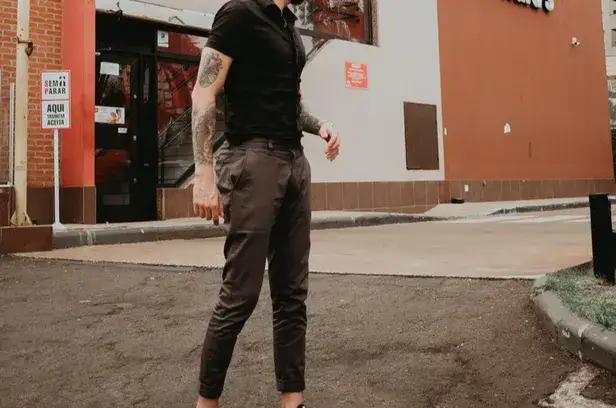 mężczyzna w brązowych spodniach stylizacje