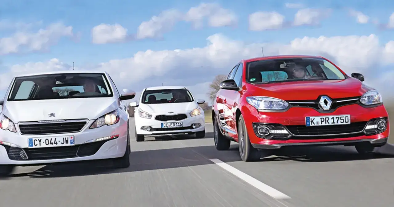 Trzy samochody jadące obok siebie: biały Peugeot, biały Kia i czerwony Renault Megane 3. Wymiary aut są porównywane.