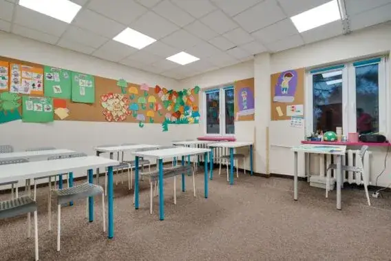 Różnica między szkołą a placówką oświatową