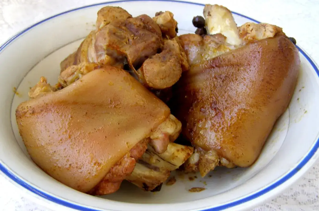 Gotowana golonka w szybkowarze. Pyszne, miękkie mięso, idealne do obiadu. Dowiedz się, ile gotować golonkę w szybkowarze, by uzyskać najlepszy efekt.