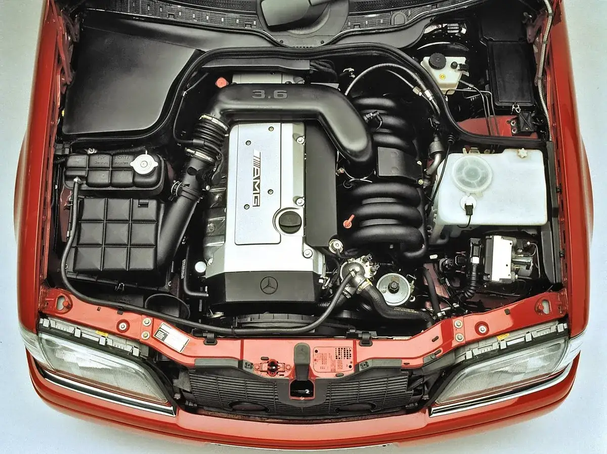 Silnik AMG 3.6 w Mercedes-Benz C Class W202, z widocznym kolektorem dolotowym i osłoną zawor&oacute;w.