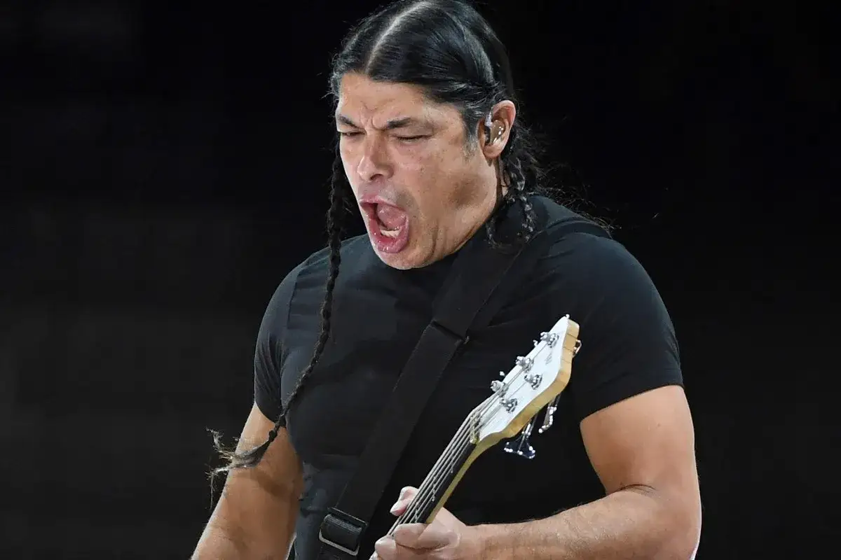 Robert Trujillo z zespołu Metallica w akcji, z gitarą basową i charakterystycznymi warkoczami.