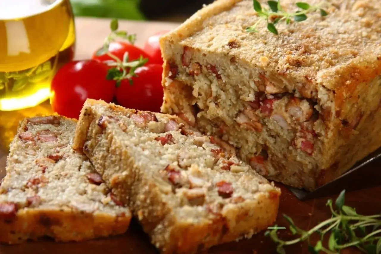 Babka ziemniaczana z boczkiem i kurczakiem, idealna na obiad. Dowiedz się, jak długo piec babkę ziemniaczaną, by była pyszna.