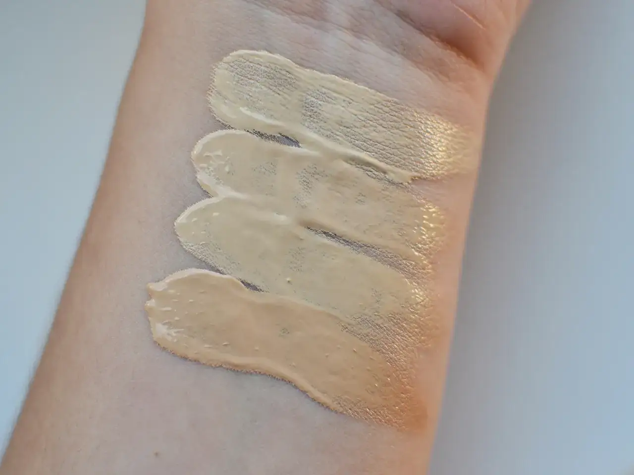 Eveline Wonder Match Lumi na twarzy przed i po