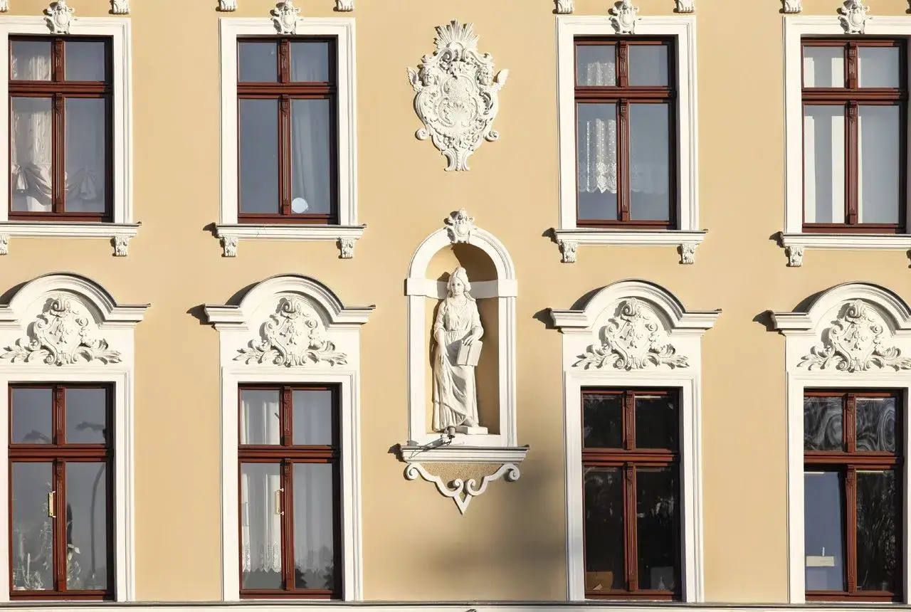 Zabytkowa kamienica okna