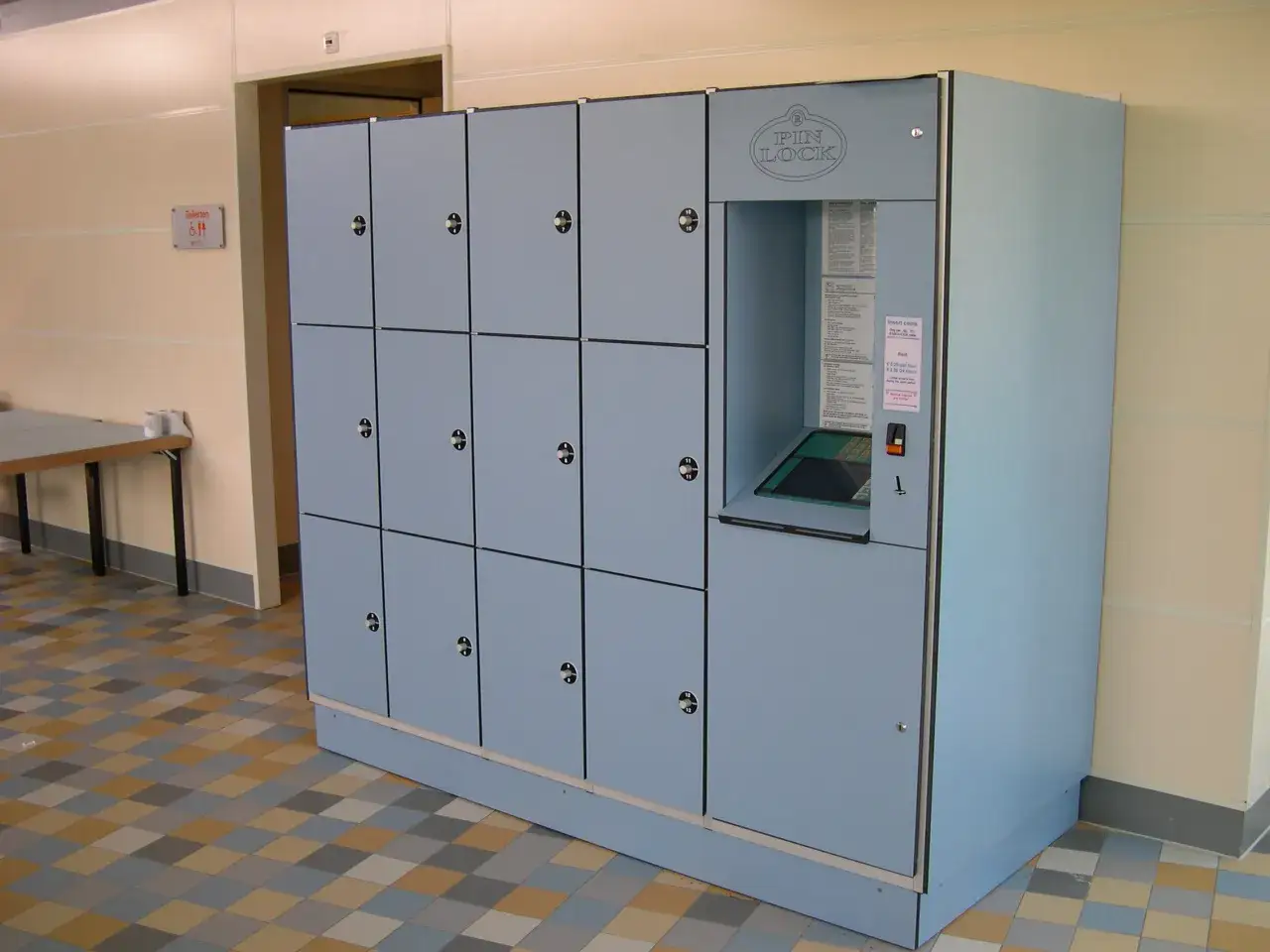 hostel locker z kłódką