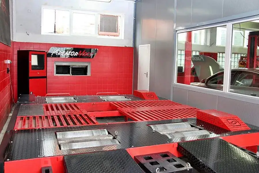 warsztat tuningowy wnętrze hamownia