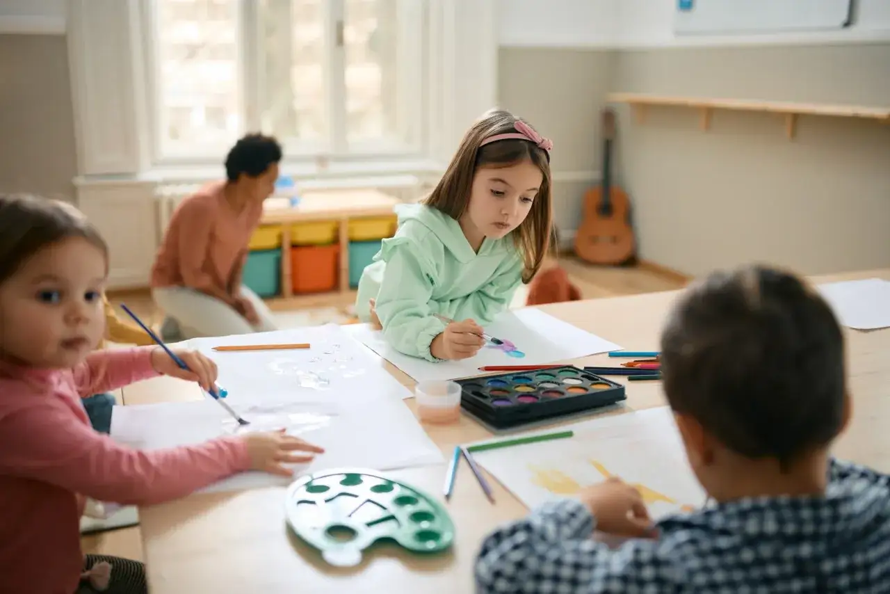 Rodzic pomagający dziecku w zajęciach plastycznych