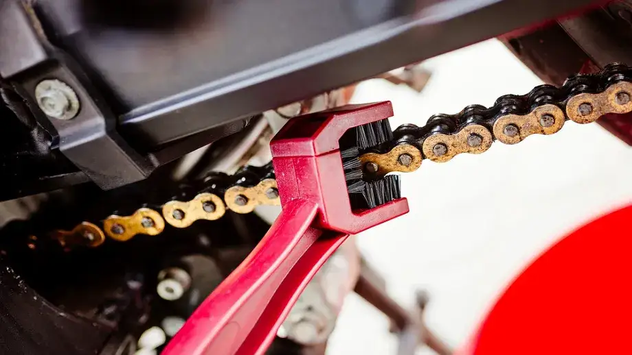 Smarowanie łańcucha motocyklowego różne style jazdy