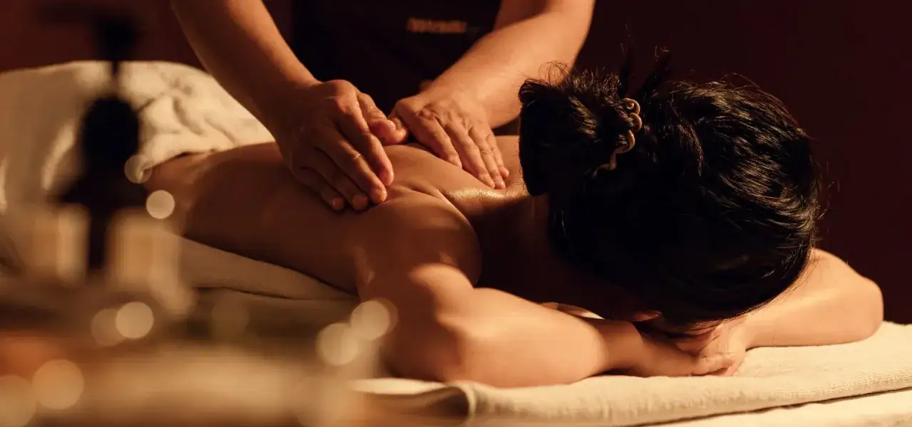 Relaksacyjny masaż pleców w spa. Czy w spa trzeba się rozebrać? Zazwyczaj tak, aby terapeuta mógł swobodnie wykonać zabieg.