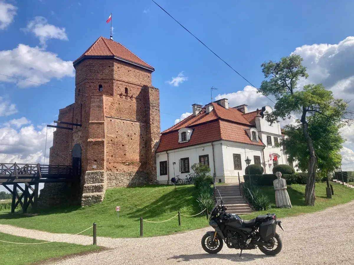 Motocyklista na krętej drodze Mazowsze
