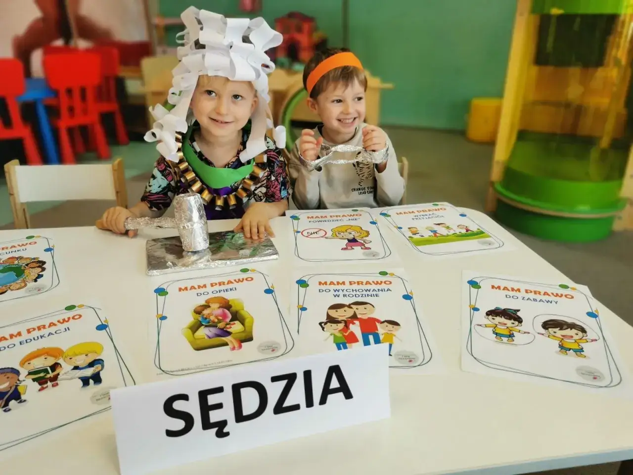 Dzieci w przedszkolu, ucząc się o swoich prawach, odgrywają role sędziów. Ile lat się chodzi do przedszkola? Tyle, ile potrzeba, by poznać swoje prawa!