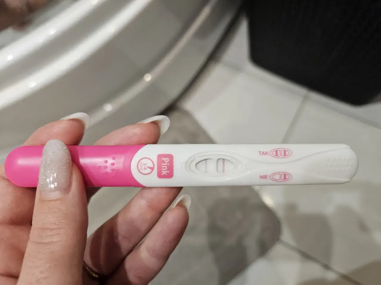 Test ciążowy z dwoma wyraźnymi kreskami, wskazujący na pozytywny wynik. Po Ovitrelle, takie wyniki mogą być związane z obecnością hCG.