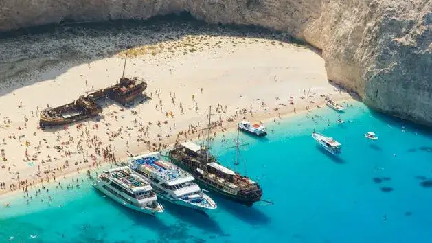 Plaża Navagio z g&oacute;ry