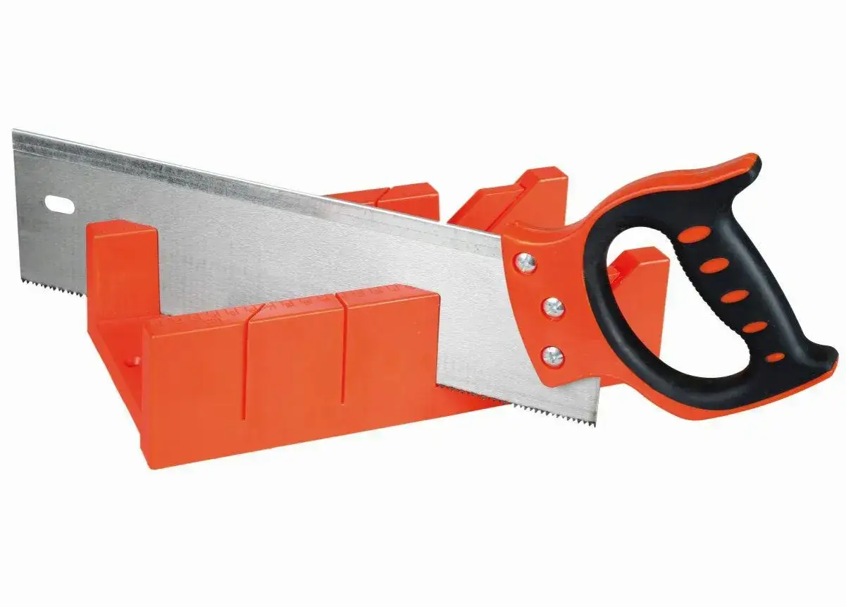 skrzynka uciosowa z piłą ręczną