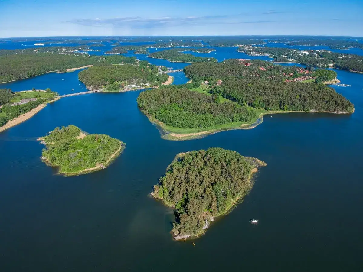 Archipelag wysp, który kraj ma najwięcej wysp? Szwecja, z tysiącami zielonych wysepek i błękitną wodą.