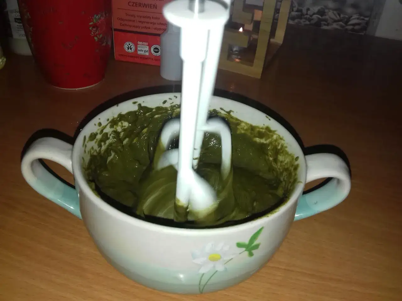 r&oacute;żne kolory glinek kosmetycznych w miseczkach