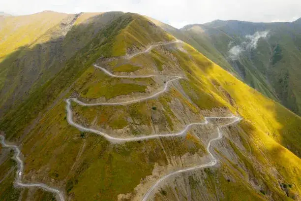 kręta g&oacute;rska droga w Gruzji