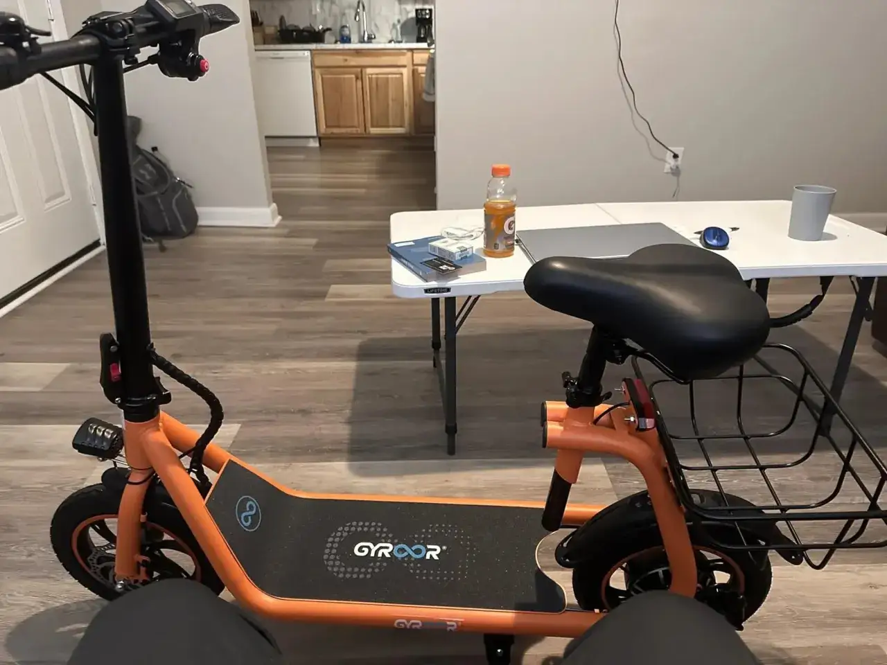 Pomarańczowy rower elektryczny GYROOR z koszykiem. Zastanawiasz się, jak uruchomić rower elektryczny? Ten model jest gotowy do jazdy!