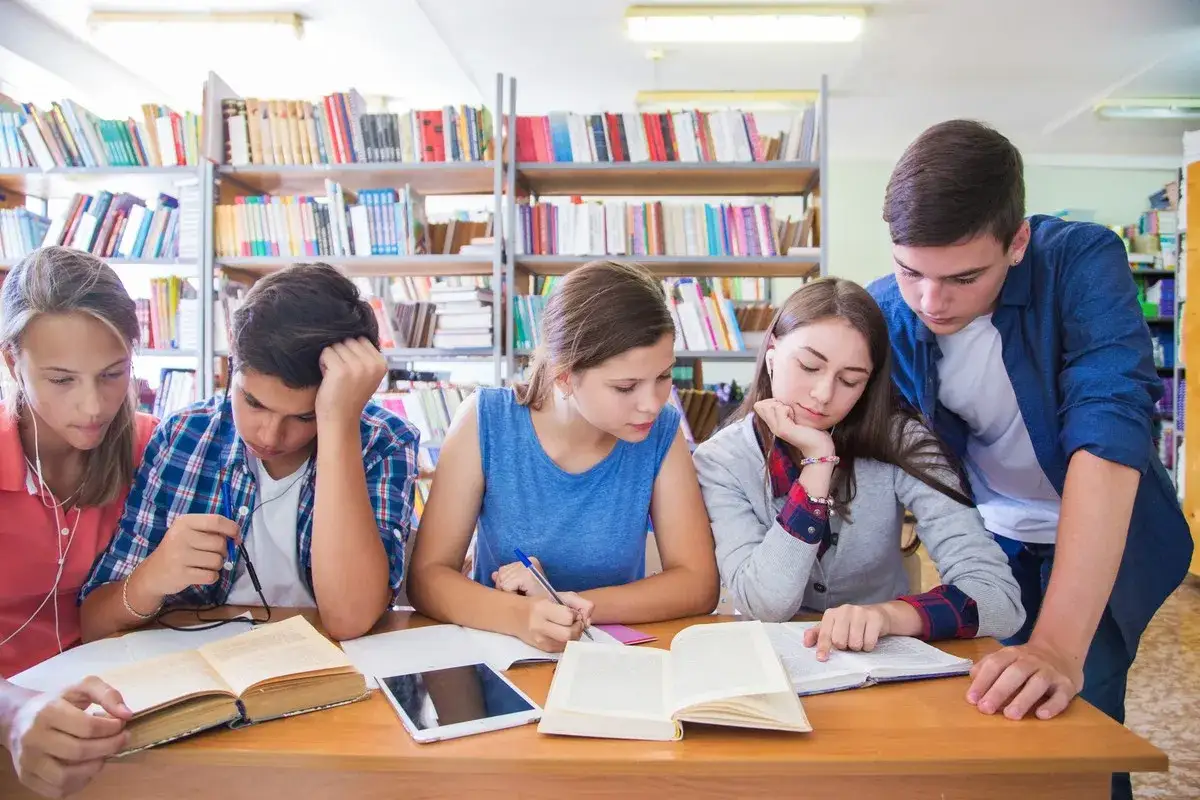 Uczeń w szkole, egzamin, nauka, edukacja
