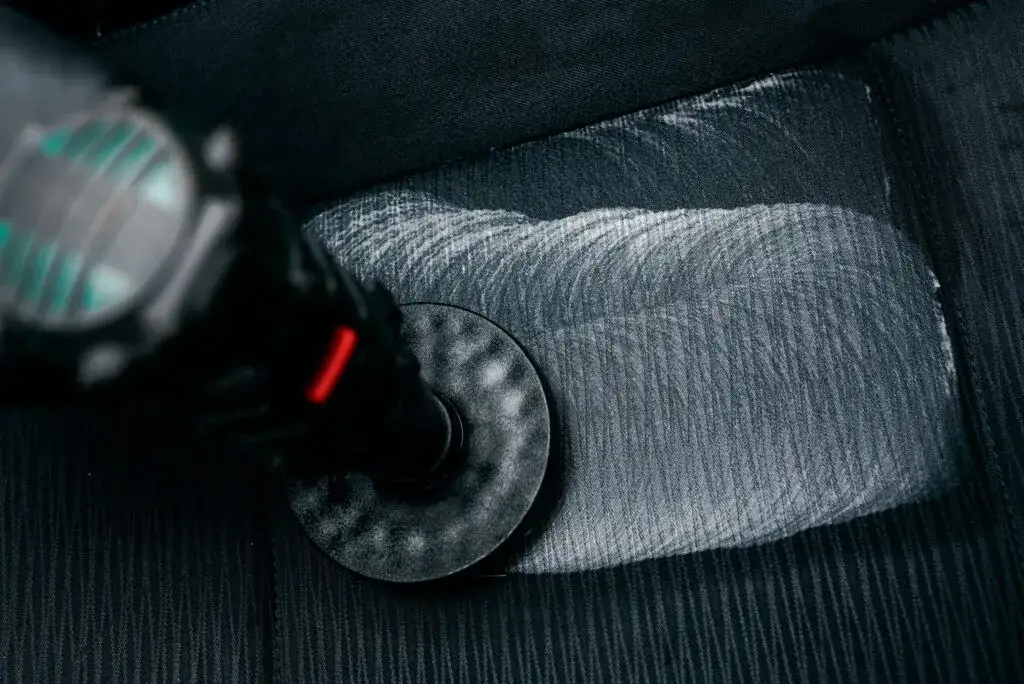 r&oacute;żne metody prania tapicerki samochodowej