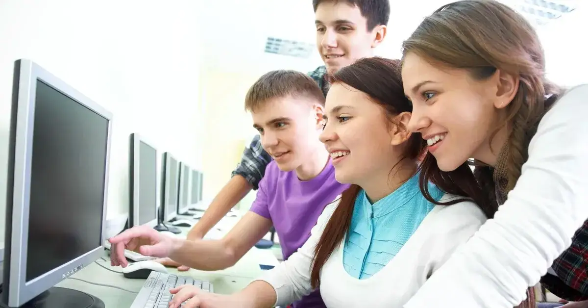 Uczeń przed komputerem i w klasie porównanie