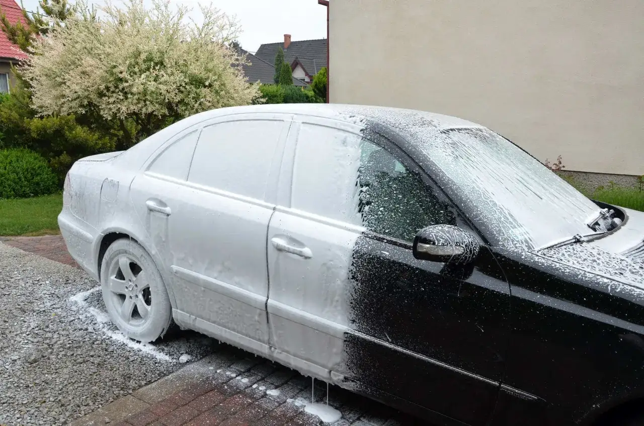 aktywna piana na samochodzie