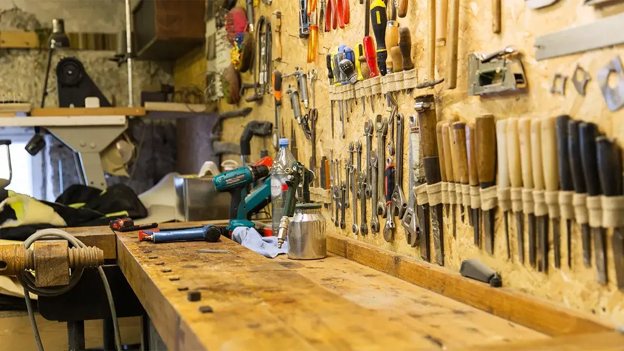 przykładowe aranżacje warsztatu majsterkowicza w garażu