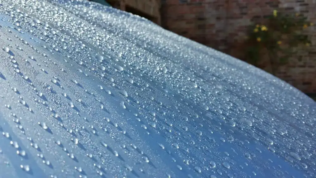 Efekt kropelkowania wody na lakierze samochodowym