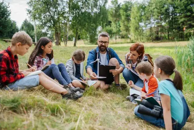 dzieci w szkole podczas wycieczki, szczęśliwe, nauczyciel
