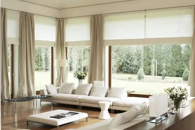 Rolety rzymskie w salonie