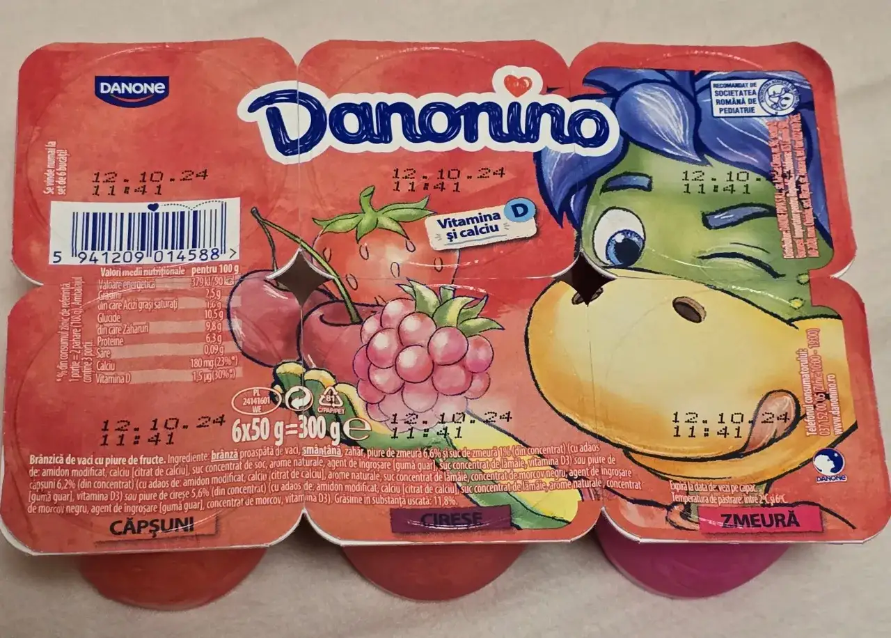 Opakowanie jogurtów Danonki dla dzieci z owocami: truskawką, maliną i wiśnią. Z zielonym potworkiem.