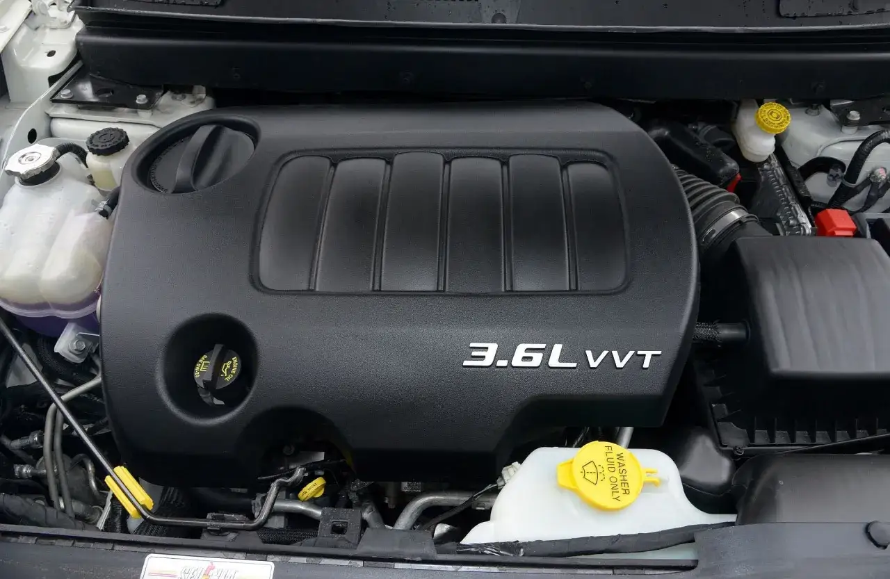 Silnik 3.6L VVT w Fiat Freemont. Widoczne elementy układu chłodzenia i płynu do spryskiwaczy.