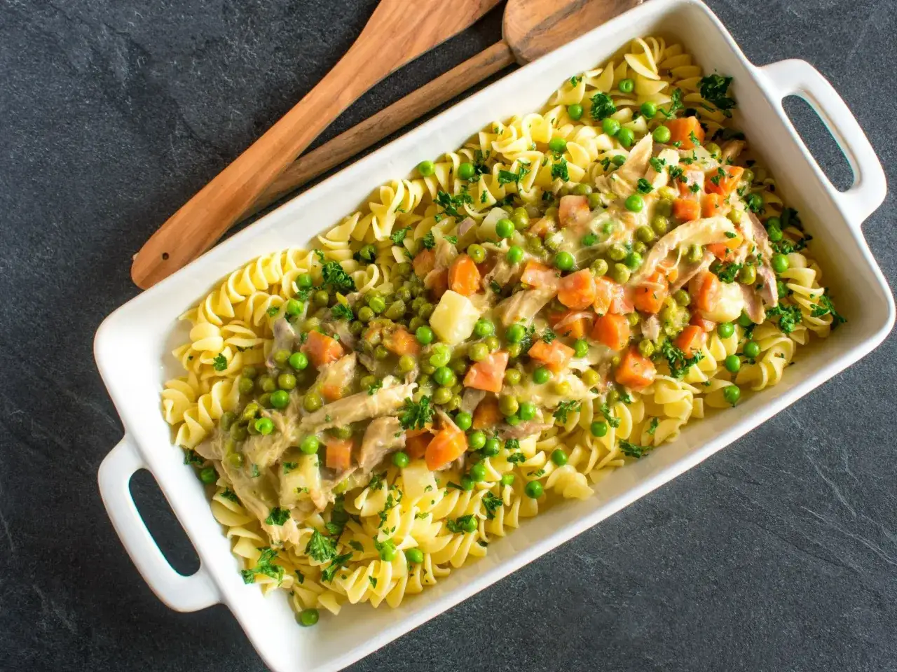 Pyszne danie z makaronu nitki z kurczakiem, groszkiem i marchewką w kremowym sosie. Idealne, gdy zastanawiasz się, co zrobić z ugotowanego makaronu nitki.