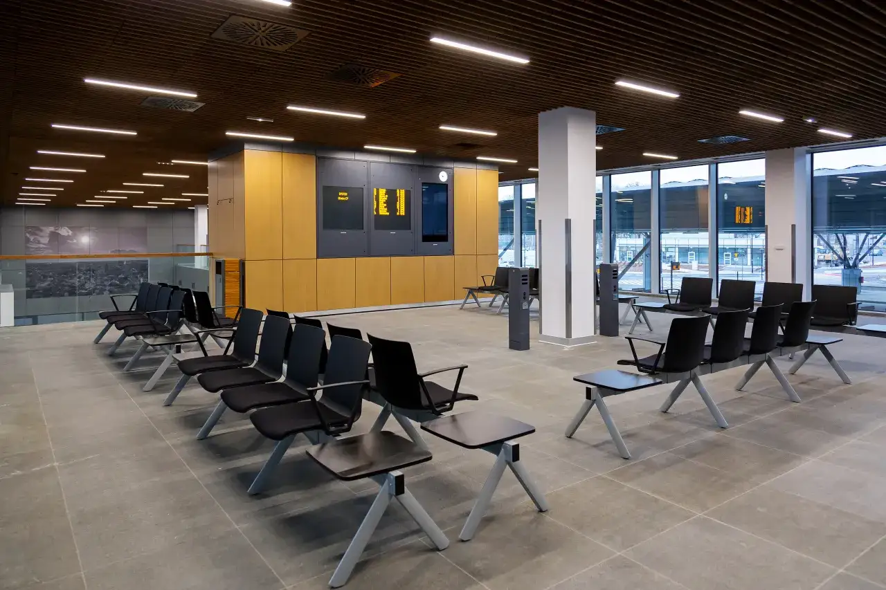 Wnętrze Centrum Przesiadkowego Gliwice poczekalnia