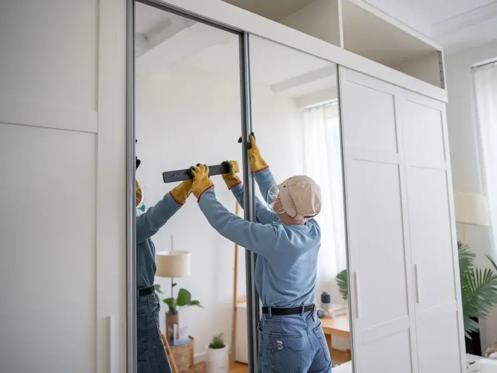 Narzędzia do odklejania lustra od mebli