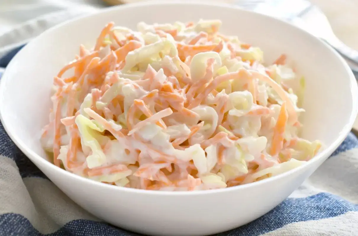 Sałatka coleslaw z białej kapusty i marchewki, idealna na grilla. Proste i pyszne co zrobić z białej kapusty.