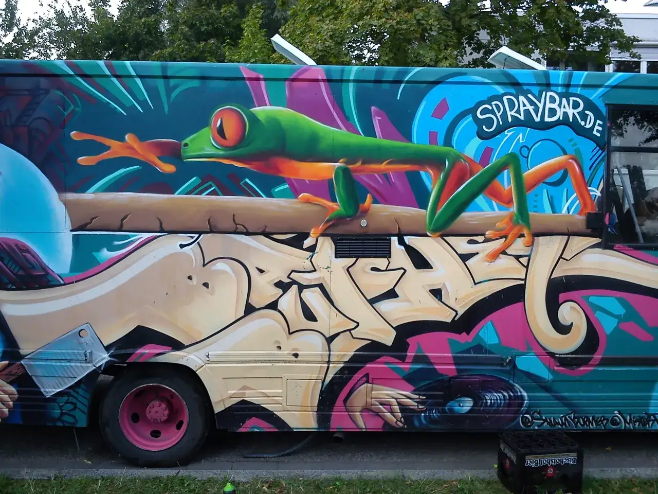 K&uuml;nstler spr&uuml;ht Graffiti auf Auto Kostenfaktoren