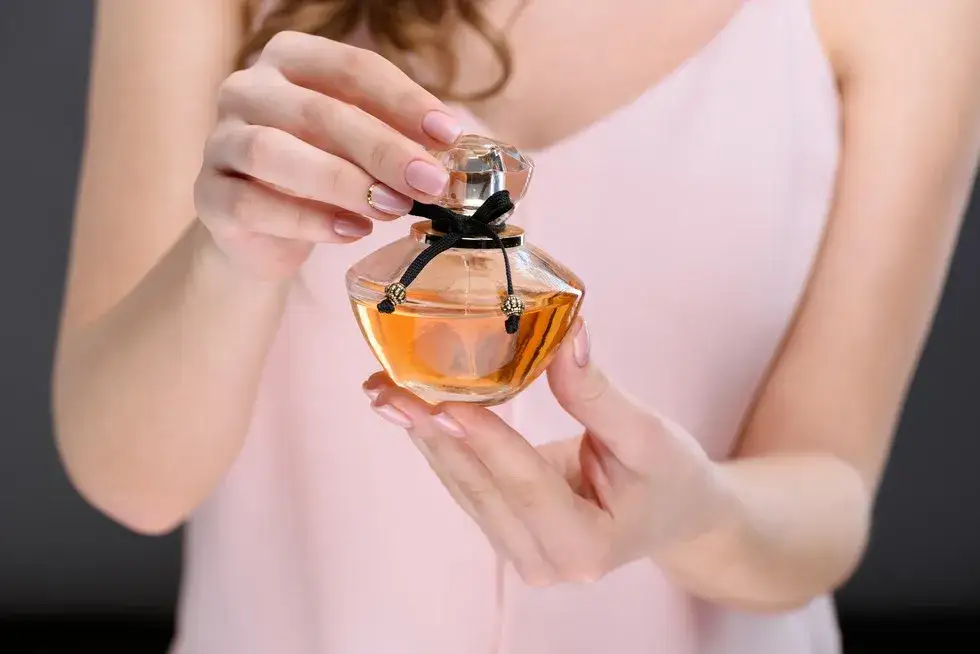 eleganckie flakony perfum na neutralnym tle