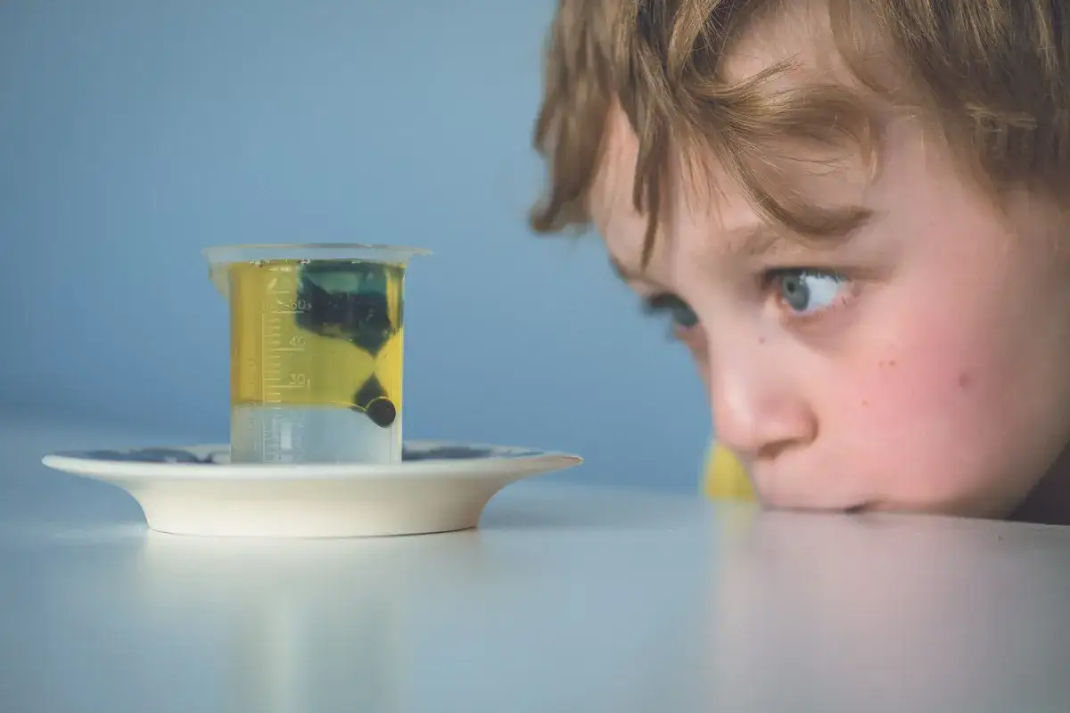 dziecko przygotowujące eksperyment naukowy w domu